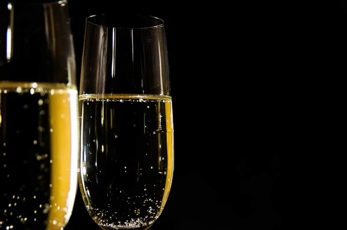 Alkohol auf der Firmenfeier: Dos and Don'ts für den professionellen Umgang
