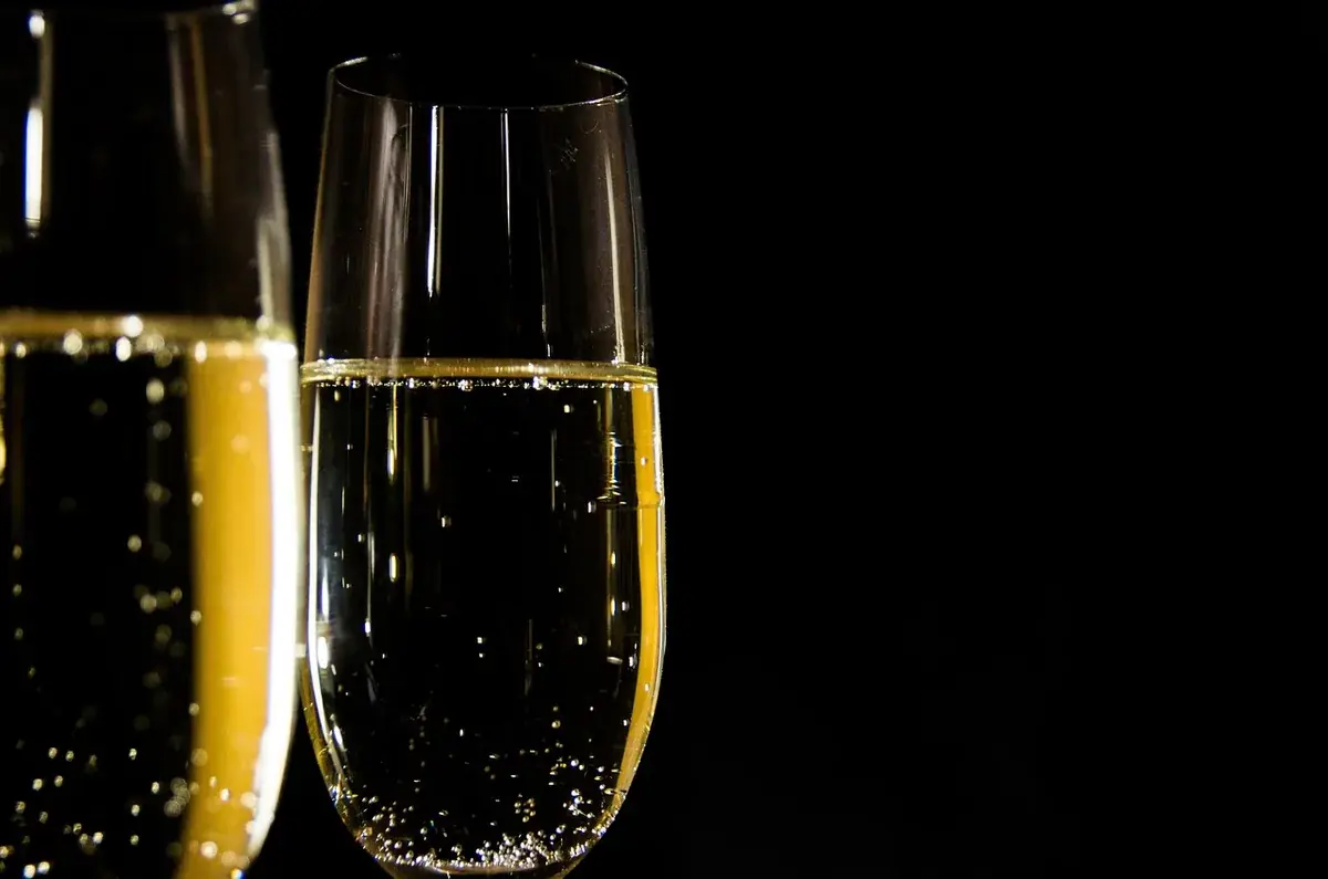 Alkohol auf der Firmenfeier: Dos and Don'ts für den professionellen Umgang