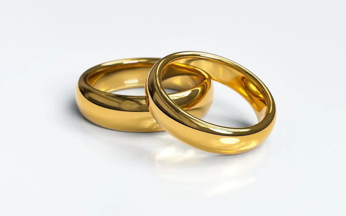 Symbolik und Bedeutung: Warum bei Trauringen Gold als Material so beliebt ist